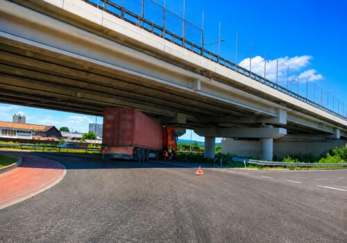 Mastodont înțepenit la pasajul spre Bascov! Blocaj la ieșirea de pe autostrada A1
