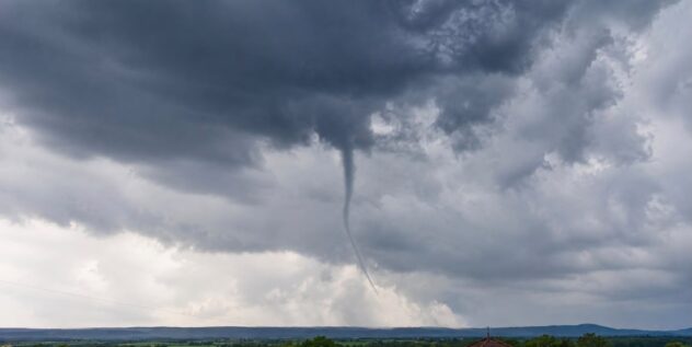Tornadă surprinsă pe cerul din Ploiești