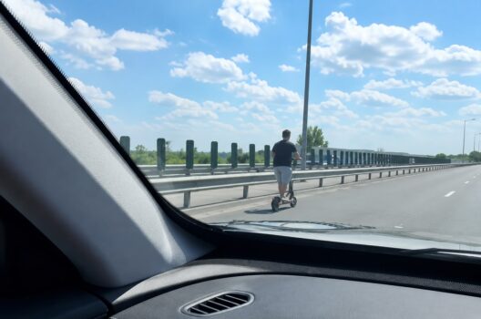 Puștan surprins pe trotinetă pe autostrada A3 București-Ploiești!