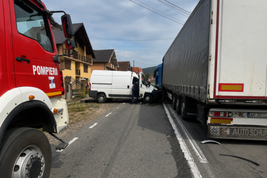 Accident grav: Victimă încarcerată după impactul dintre o dubă și un TIR, în Satu Mare
