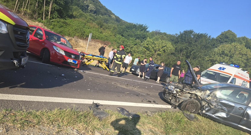 Accident grav pe DN7, la Călimănești: O victimă încarcerată, alta proiectată pe carosabil. Trafic blocat complet