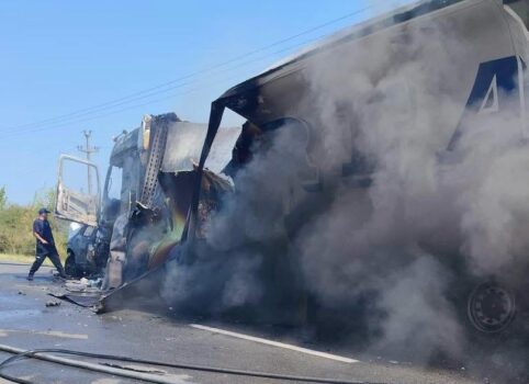 Accident devastator: un om a murit carbonizat, iar mașina și TIR-ul au fost mistuite de flăcări!