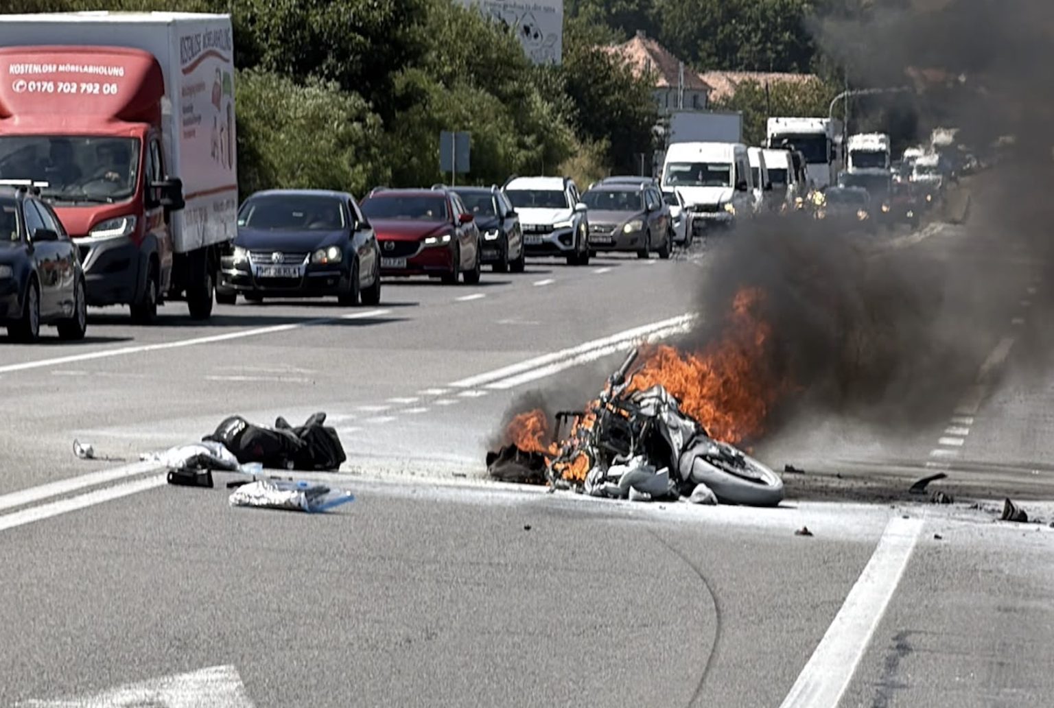 Motociclist de 36 de ani, mort pe DN1 după impactul cu un camion. Motocicleta a luat foc