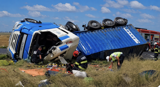 Accident mortal pe DN22. Șoferul unui TIR a murit după ce autotrenul s-a răsturnat