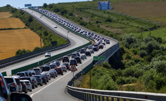 Obiecte metalice pe Autostrada A2, pericol pentru șoferi. Avertismentul DRDP Constanța