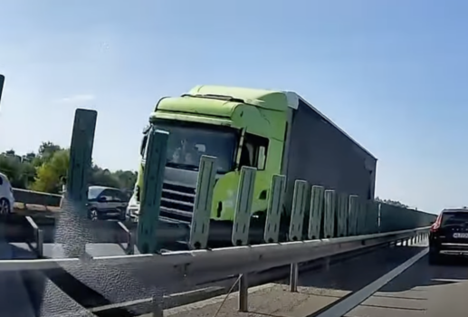 Accident pe A1 Pitești-București, după Vivo Mall. TIR a lovit glisiera dintre benzi