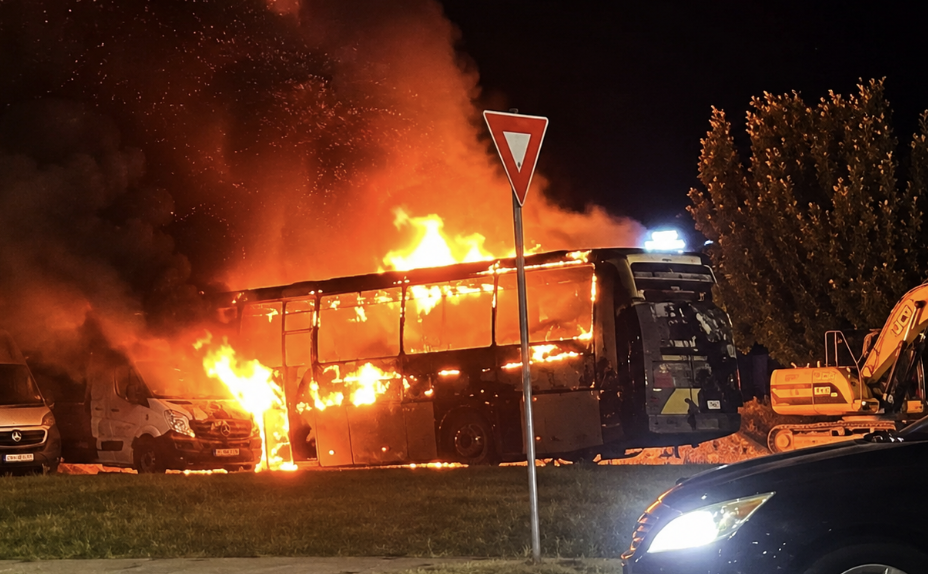 Incendiu în Râmnicu Vâlcea, lângă Shopping City. Un autocar a ars