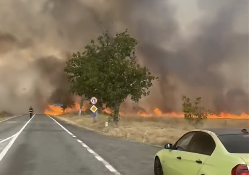 Trafic oprit pe DN 67, în Gorj, din cauza unui incendiu de vegetație