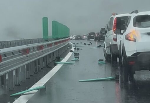 Vijelie pe Autostrada A1, spre Pitești! Separatoarele verzi au ajuns pe carosabil din cauza furtunii