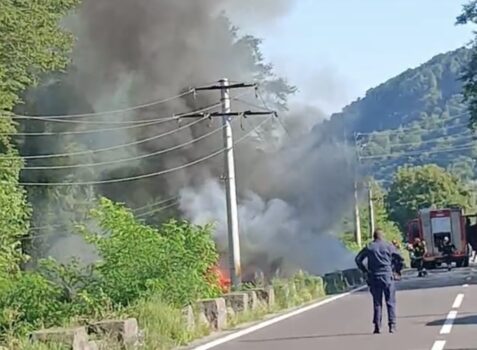 Accident grav pe DN7. O mașină a luat foc