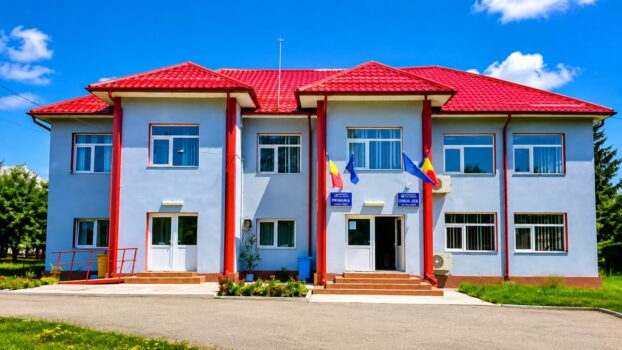 Primărie din Argeș angajează șofer de microbuz școlar. Contract pe perioadă nedeterminată