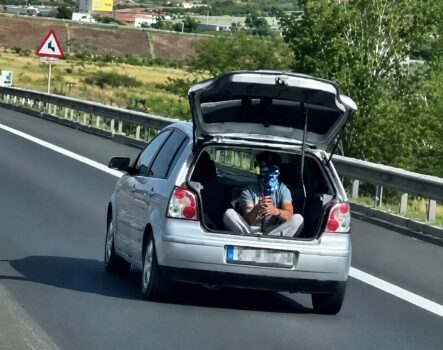 Inconștiență maximă pe A1! Tânăr filmat în portbagajul unei mașini!