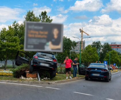 Brașov: Autoturism ajuns peste ghivecele din giratoriul de la AFI