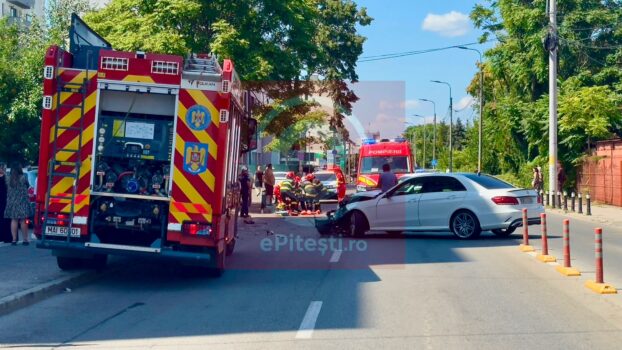 Accident în Pitești, pe Bulevardul Republicii. Mașină și motocicletă implicate