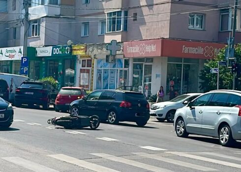 Accident auto-moto în Găvana, Pitești. Impact în fața Secției de Poliție nr. 2