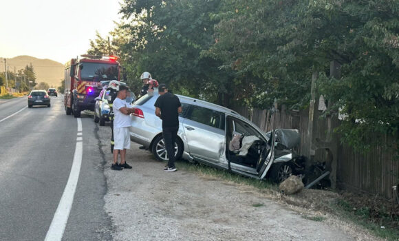 Accident pe DN67, în Căzănești, Vâlcea: Mașină în șanț, o persoană rănită