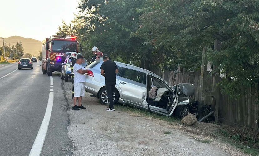Accident pe DN67, în Căzănești, Vâlcea: Mașină în șanț, o persoană rănită