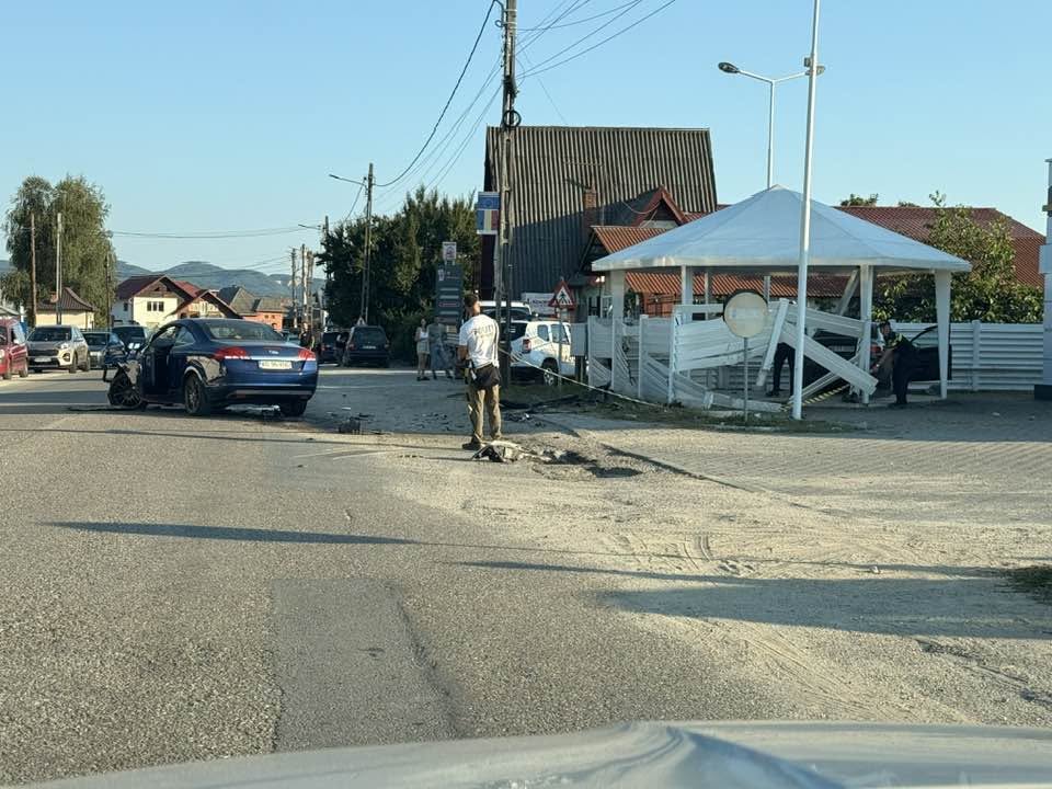 Accident în Domnești (Argeș), cu două mașini implicate. Trafic îngreunat