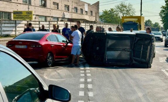Accident pe strada Depozitelor din Pitești: O mașină condusă de un puști de 17 ani s-a răsturnat