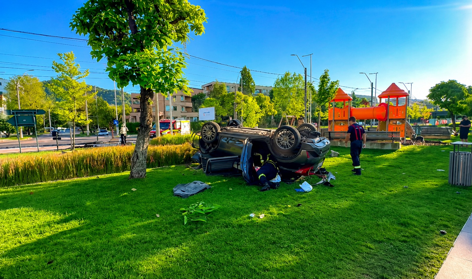 Șofer băut, cu mașina răsturnată într-un loc de joacă pentru copii. Accident grav în Baia Mare