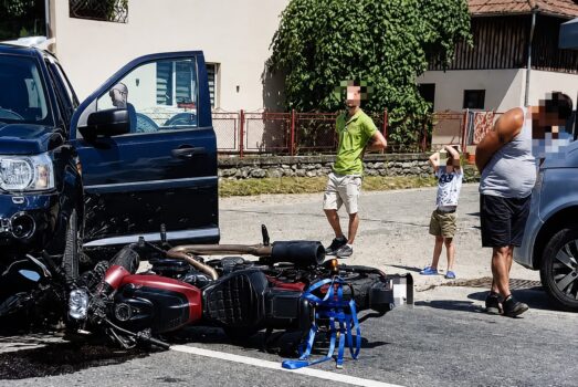Accident la Albeștii de Argeș. Motociclist proiectat pe carosabil după impactul cu un autoturism