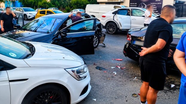 Șofer de 17 ani, fără permis și băut, a provocat un accident în București și a lovit cinci mașini. Trei persoane au ajuns la spital