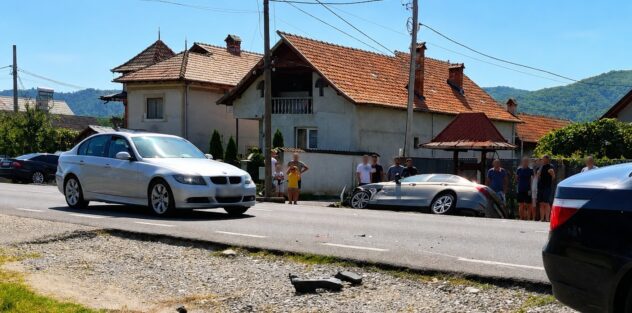 Accident violent în Argeș! O mașină a ajuns în șanț după impactul cu un alt autoturism