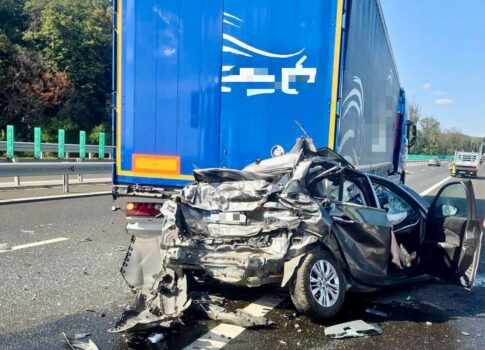 Accident extrem de grav pe A0, la km 26. Mașină intrată sub un TIR
