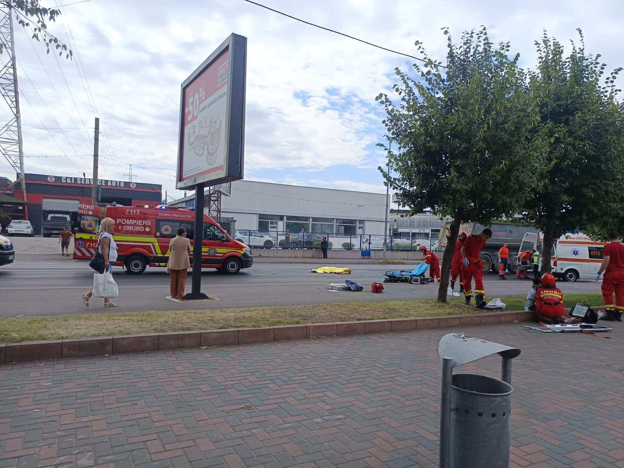 Accident rutier: Un camion a lovit trei pietoni în București. Un tânăr de 29 de ani a murit