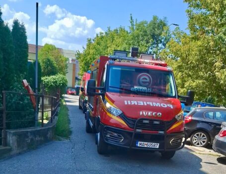 Panică într-un bloc din Pitești! O femeie a rămas blocată în lift după o pană de curent