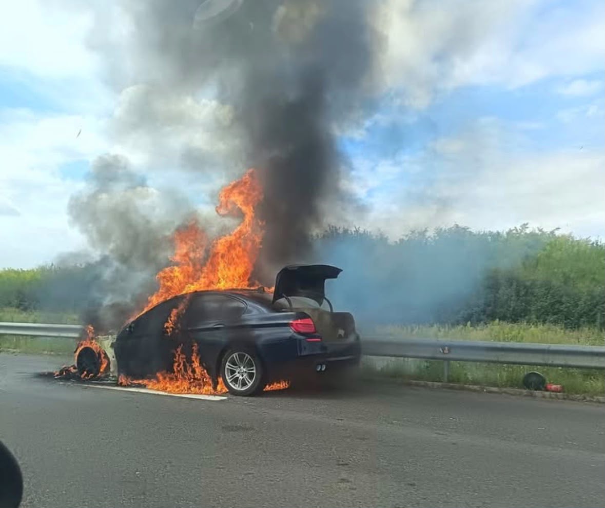 BMW în flăcări pe Autostrada A2, la kilometrul 87, pe sensul spre București