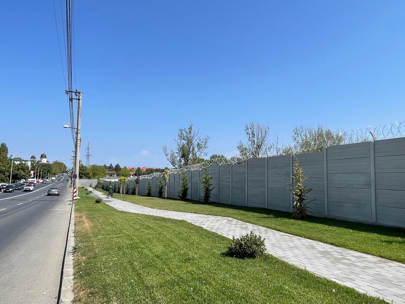 Pitești: Lucrările de refacere a împrejmuirii de pe Calea Drăgășani și strada Tudor Arghezi au fost finalizate