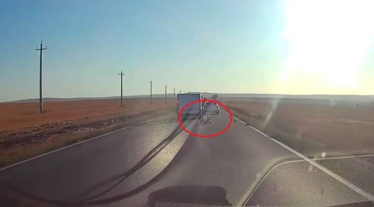 Filmare șocantă din Tulcea! Copil căzut din mașină în mers, la un pas să fie lovit de un TIR