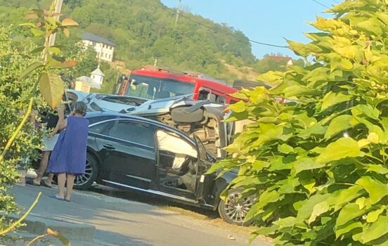 Accident grav la Vlădești, Vâlcea: Două mașini făcute praf, una s-a răsturnat