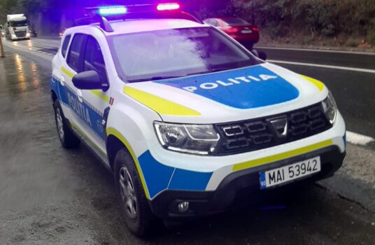 Trafic oprit pe DN7: Pietre căzute de pe versanți au lovit un autoturism