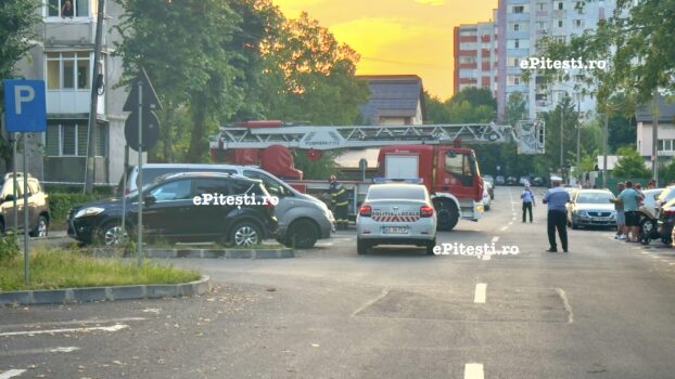 Pitești: Fațada unui bloc din Găvana riscă să se prăbușească. Intervin pompierii