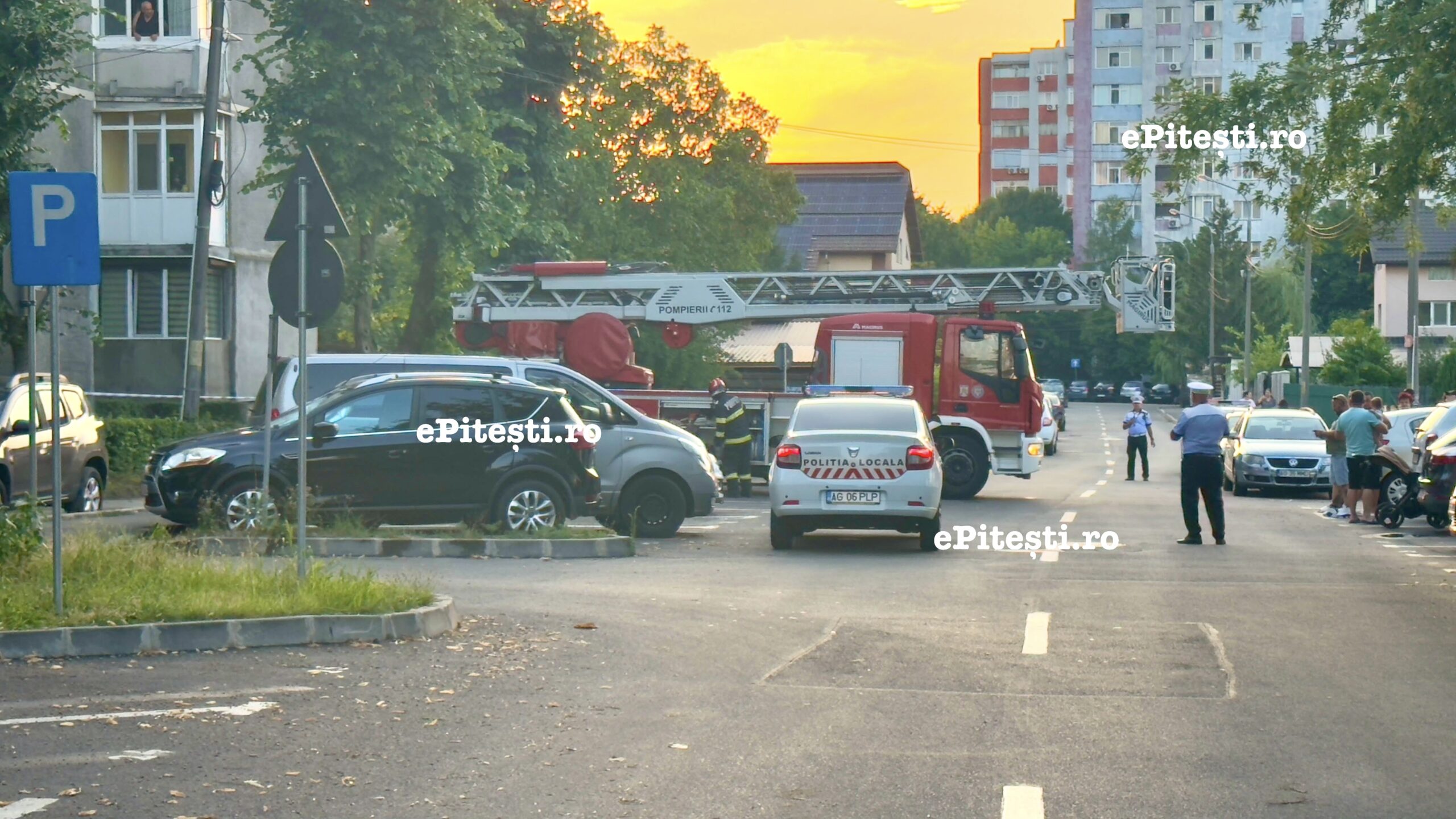 Pitești: Fațada unui bloc din Găvana riscă să se prăbușească. Intervin pompierii