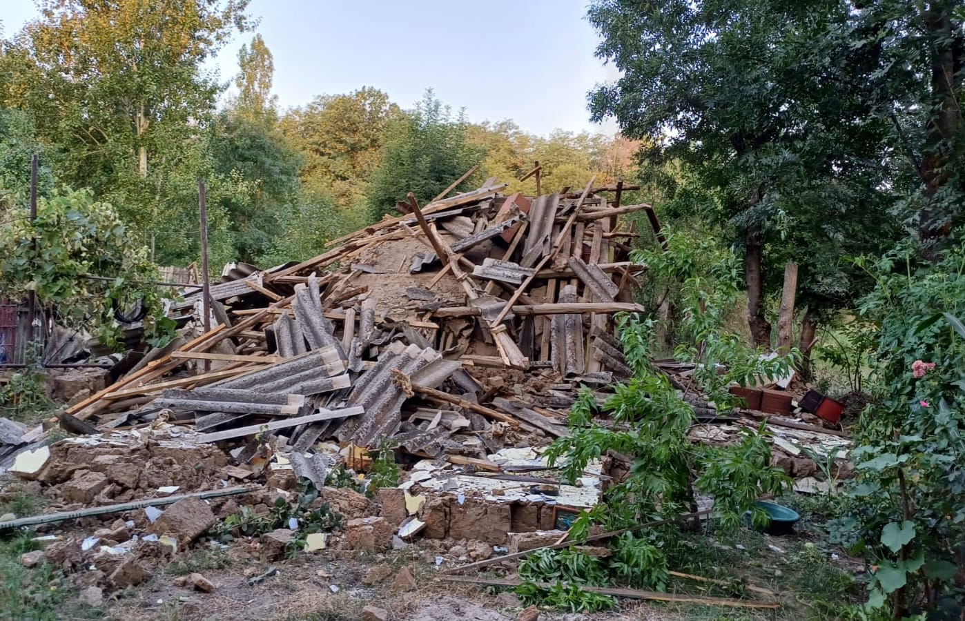 Explozie la o locuință din Argeș. Femeie grav rănită