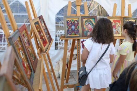 Pitești: Începe IconArT 2026, atelier de pictură a icoanelor pe sticlă pentru copii. Înscrieri până pe 31 august