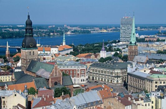 8 orașe din Europa care devin spectaculoase toamna. Ideale pentru un city break