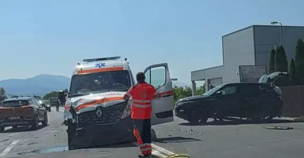 Accident în Brașov între o ambulanță și o mașină. 5 persoane rănite