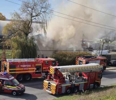 Incendiu la o hală din Dârmănești, Argeș. Zeci de angajați evacuați