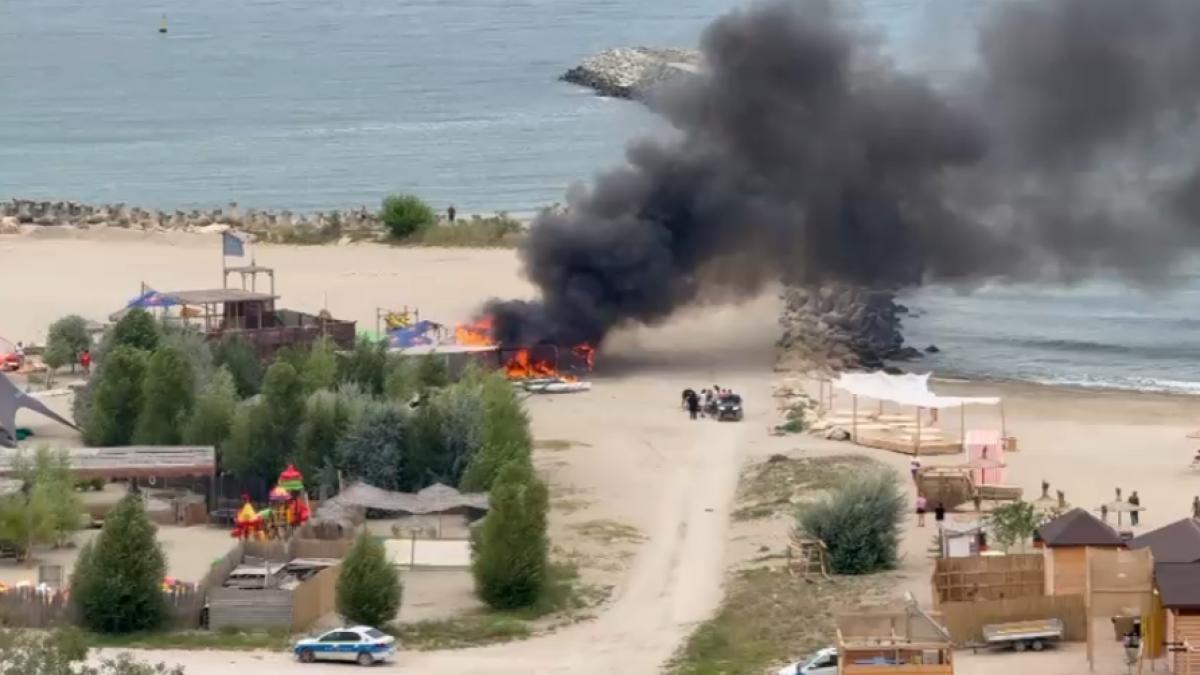 Incendiu pe o plajă din Constanța. O magazie și două ambarcațiuni au ars la Zoom Beach
