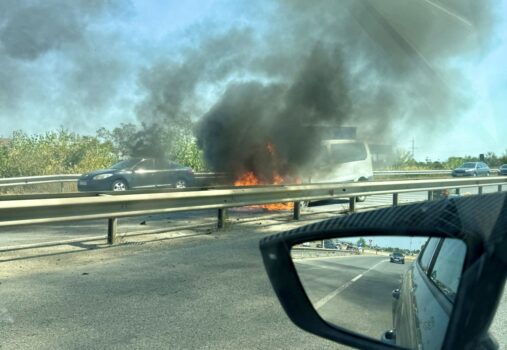 Mașină în flăcări pe A3, în Prahova. Trafic îngreunat spre Ploiești