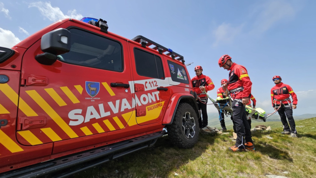 Intervenție Salvamont Argeș pe Viștea Mare: doi tineri, de 18 și 21 de ani, au nevoie de ajutor