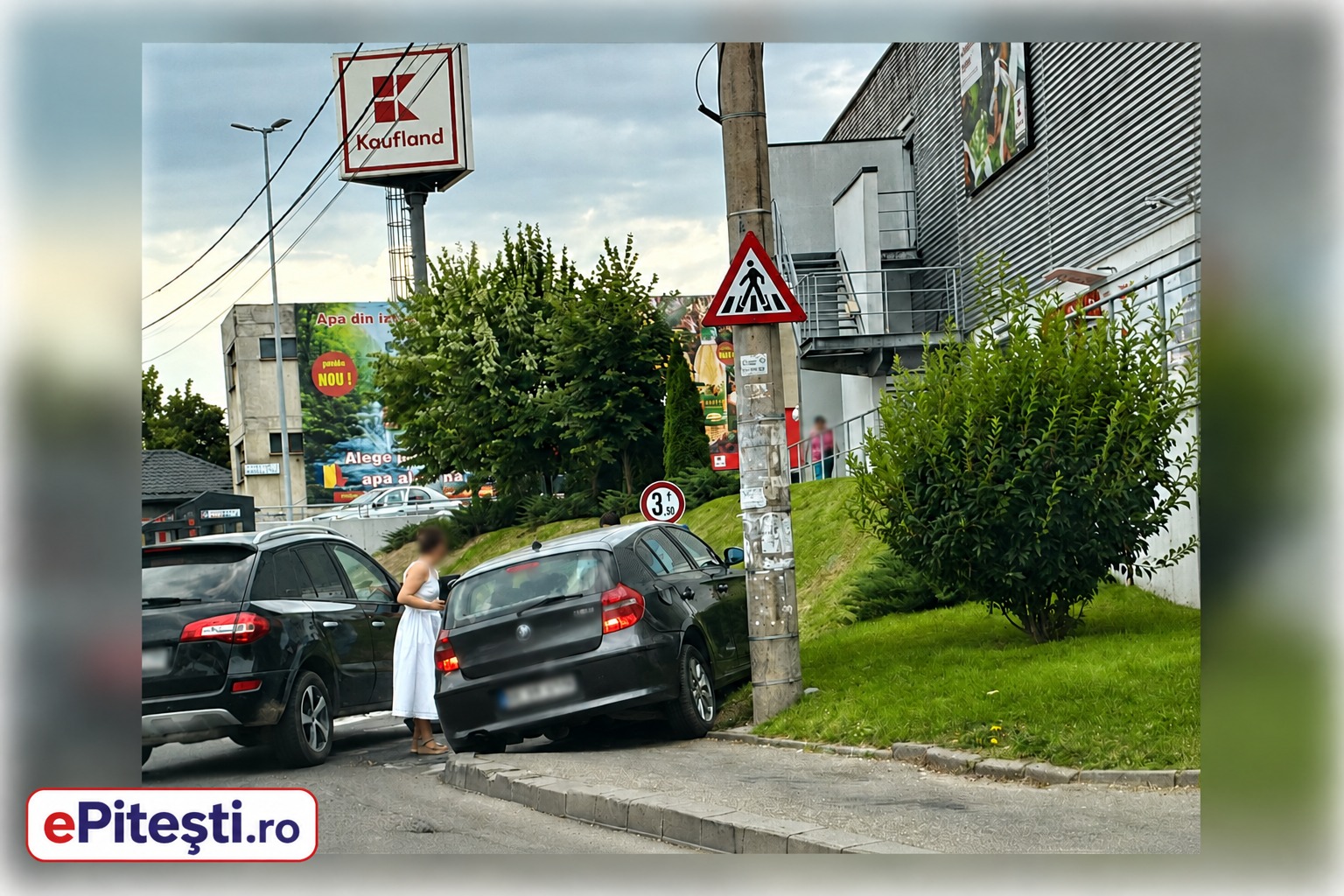 Pitești: O șoferiță a ajuns cu mașina pe trotuar și a rupt un indicator rutier lângă Kaufland Nord
