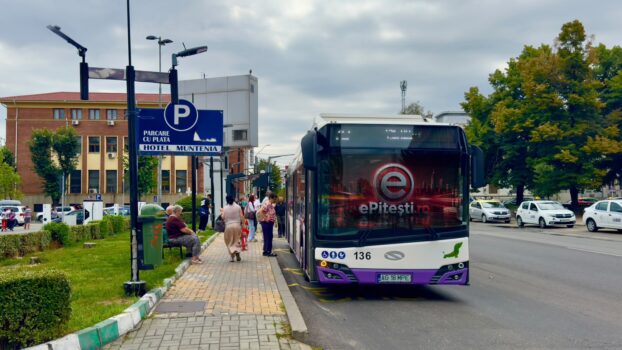 Taloanele de pensie vor avea cod QR. Cum vor fi acordate facilitățile de transport