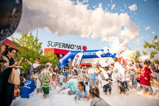 Supernova Pitești: petrecere cu spumă pentru copii! Parcarea s-a transformat într-un uriaș loc de joacă