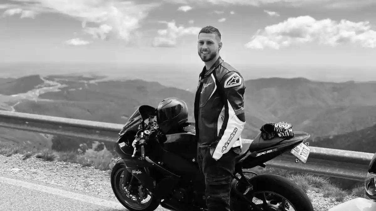 Pasiunea pentru motoare s-a transformat în tragedie! El este tânărul de 28 de ani mort în accidentul de pe Transalpina