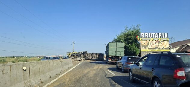 DN1 Ploiești–Brașov, blocat la Păulești. Camion răsturnat, ouă pe carosabil